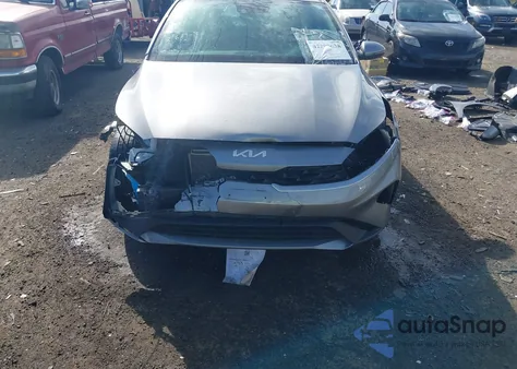 2023 Kia Forte Lxs z USA, uszkodzony, nr VIN 3KPF24AD1PE555862